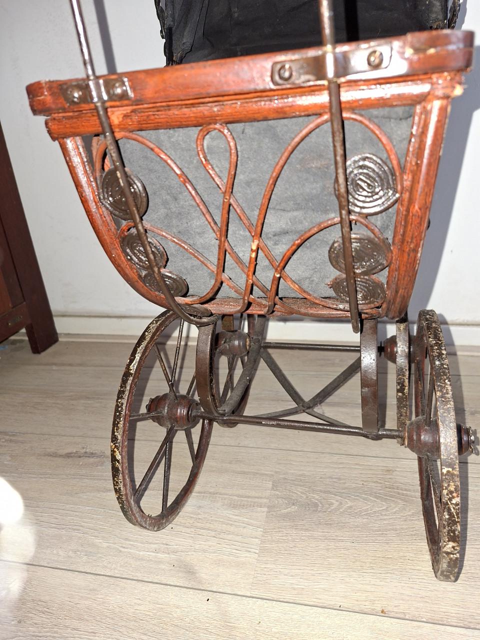 Vintage poppenwagen riet
