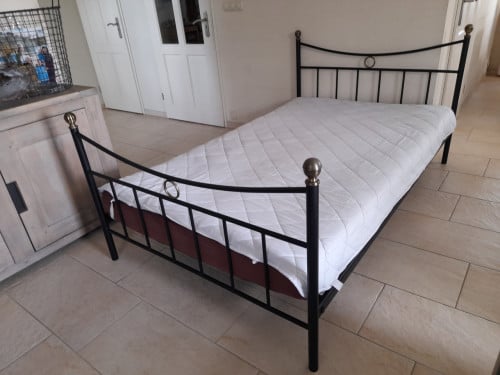 Metalen bed 120 x 200 met matras en beschermer( in goede staat )