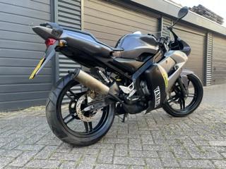 Een uniek wegracer model de yamaha tzr 50 weinig km geheel orginele staat