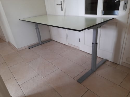 Mooi stevig in hoogte verstelbaar Bureau  (80 x 200) in goede staat )