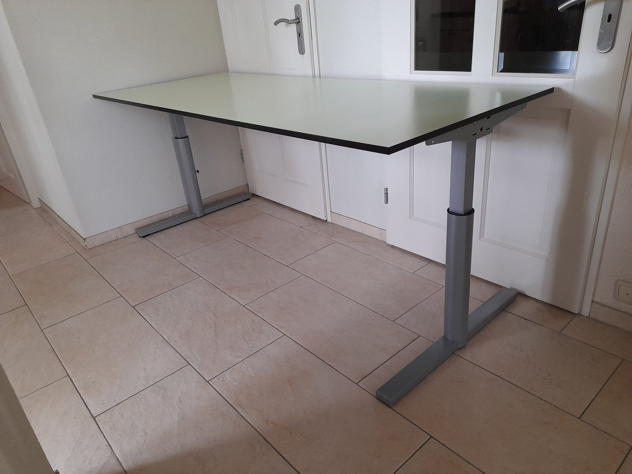 Mooi stevig in hoogte verstelbaar Bureau  (80 x 200) in goede staat )
