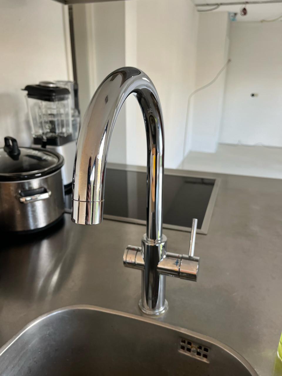 Kookeiland van het merk Composit, met rvs aanrechtblad en inbouwapparatuur