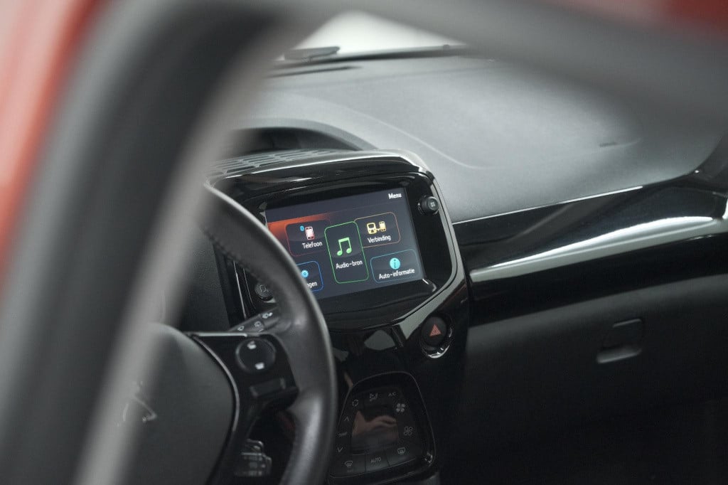 Peugeot 108 1.0 e-vti allure top! | elektrisch vouwdak | trekhaak | camera 