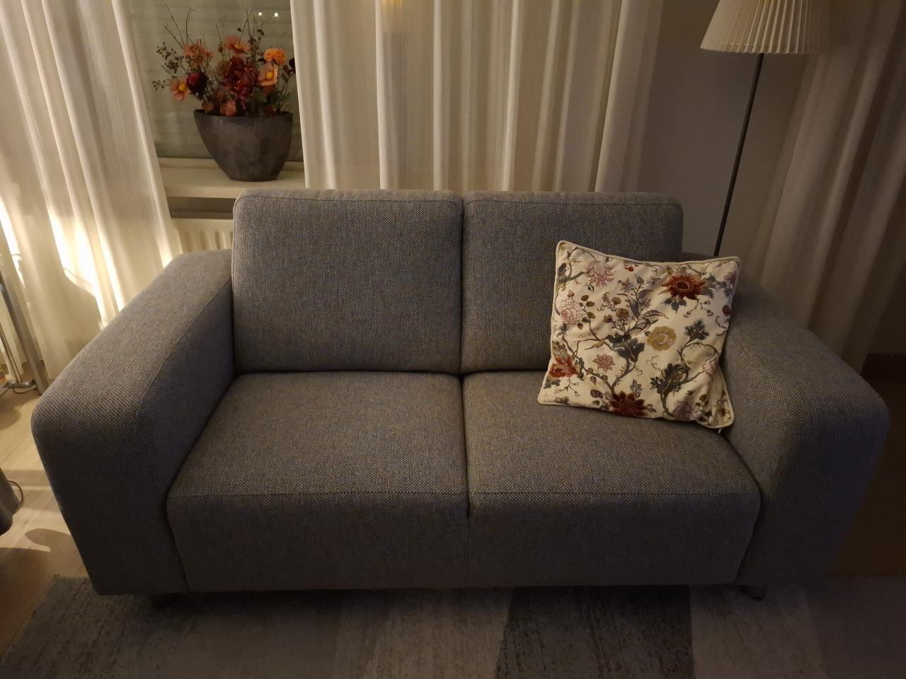 2 fraaie 2zits banken!