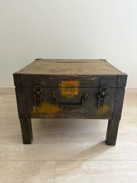 Oude militaire legerkist op poten / salontafel (vintage)