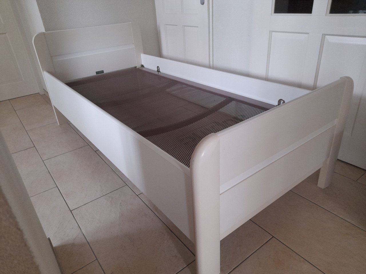 1 Persoons bed 90 x 200 met auping spiraal bodem (in goede staat )