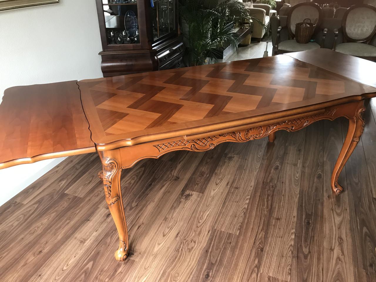 Klassieke eetkamertafel