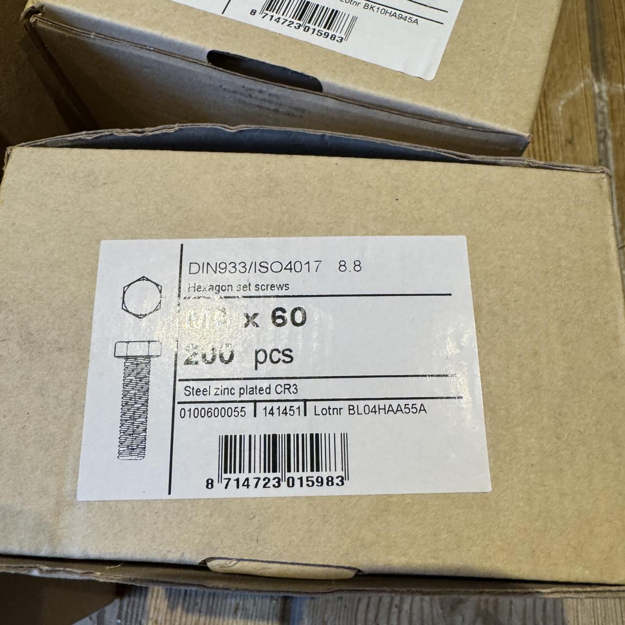 Nieuw in dozen bouten en moeren en ringen