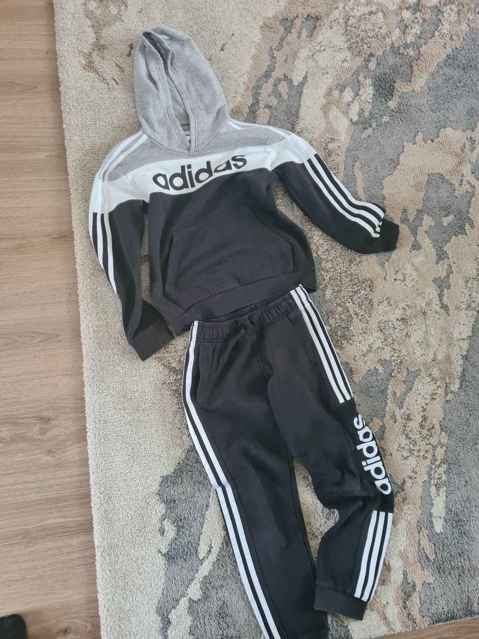 Adidas sportkleding maat 140
