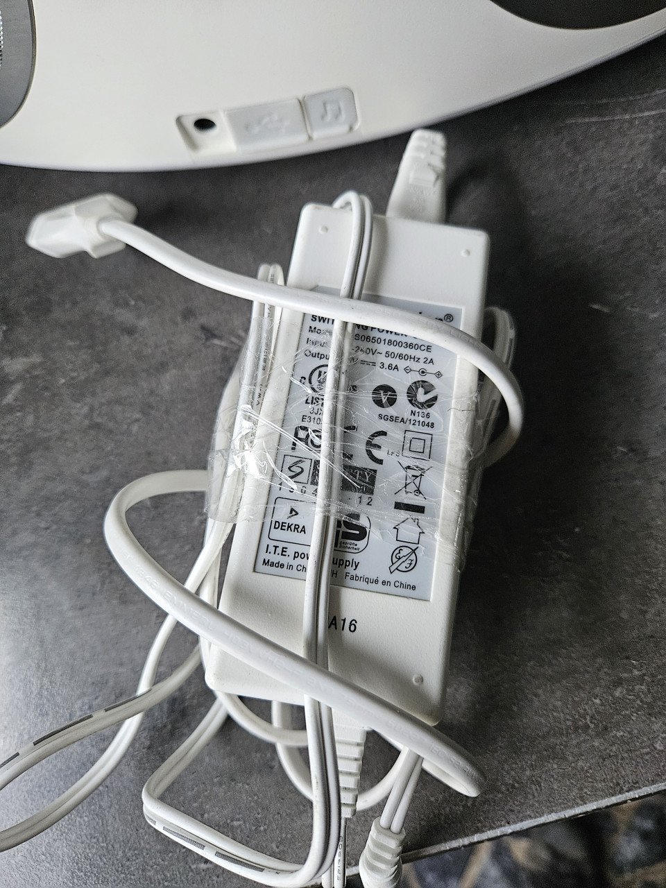 Zgan prachtige witte harman kardon go en play bluetooth speaker...