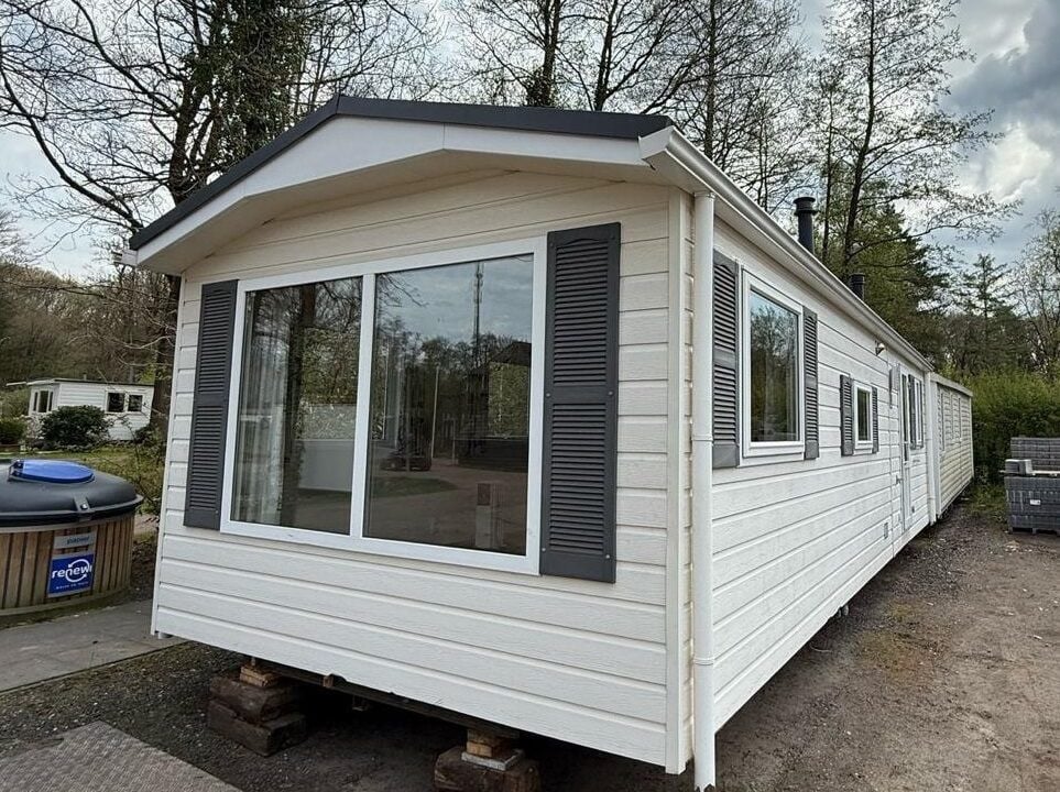 Diverse kunststof chalets te koop