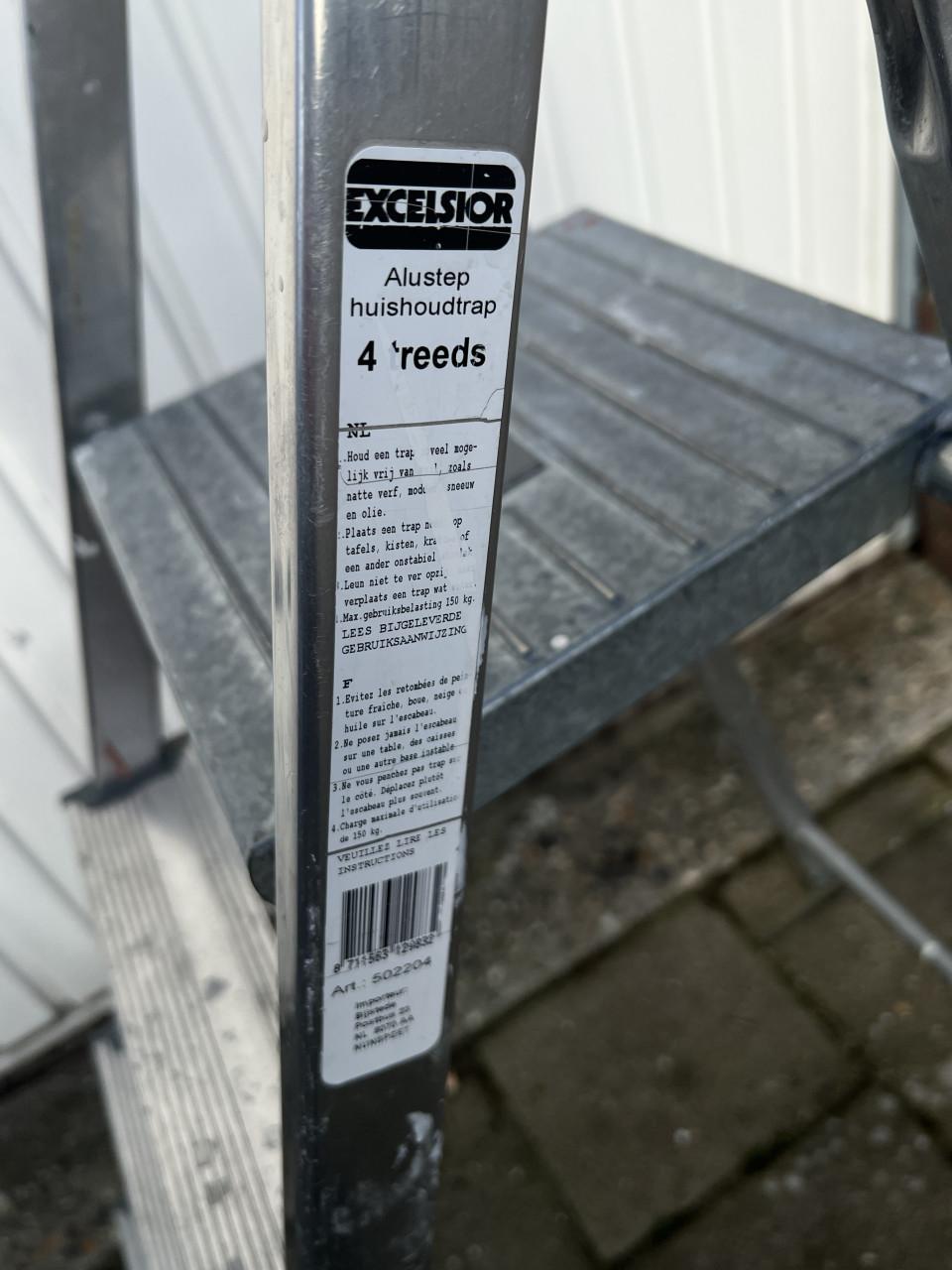 Aluminium huishoudelijk Trap 4 treden draagvermogen 150 kg.