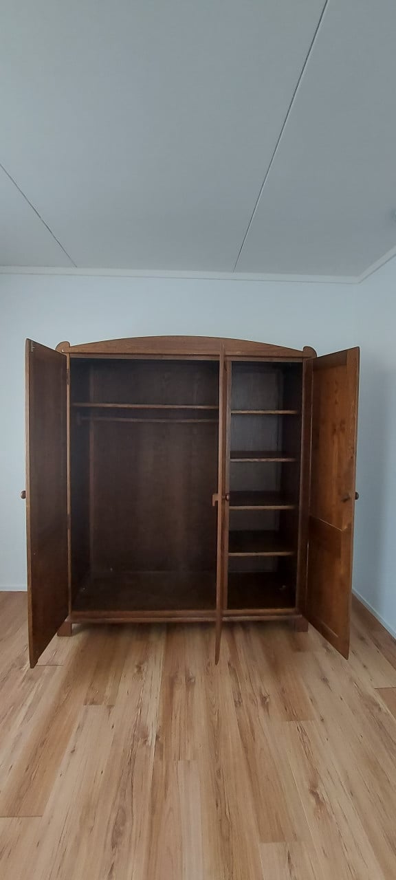 Donker eiken kledingkast