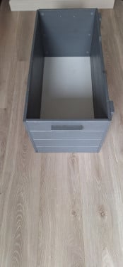 Grijze houten kist