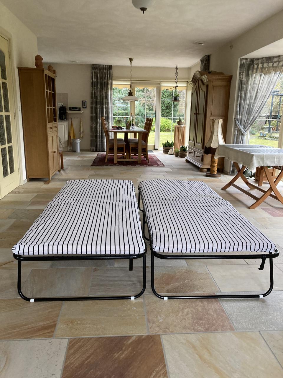 2 inklapbare logeerbedden.