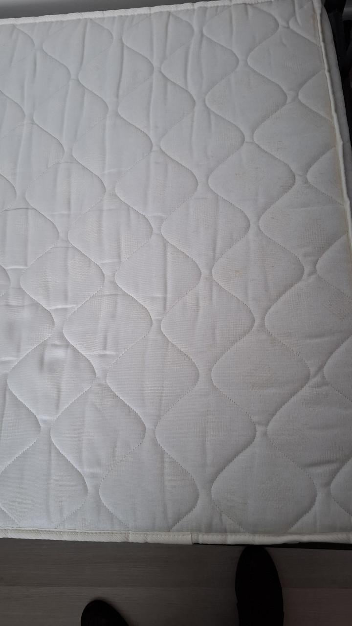 Één persoons ledikant met matras en lattenbodem. Amper gebruikt.