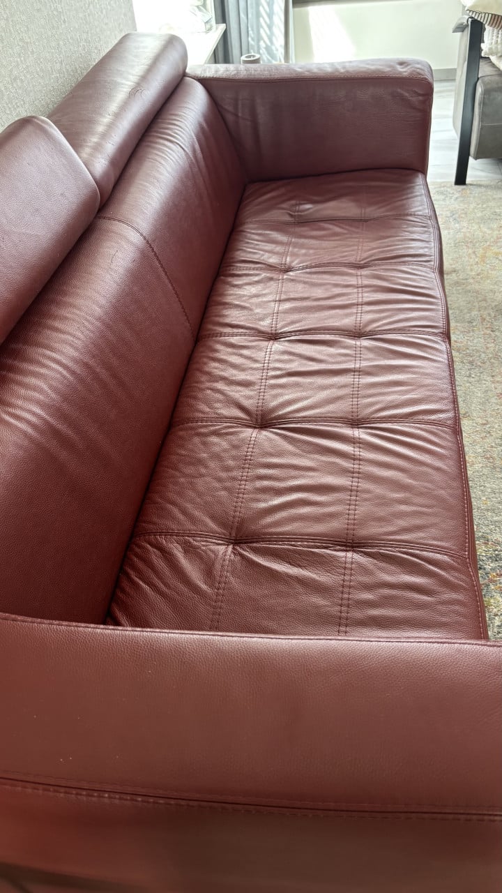Mooie roodbruin leren bank met hocker