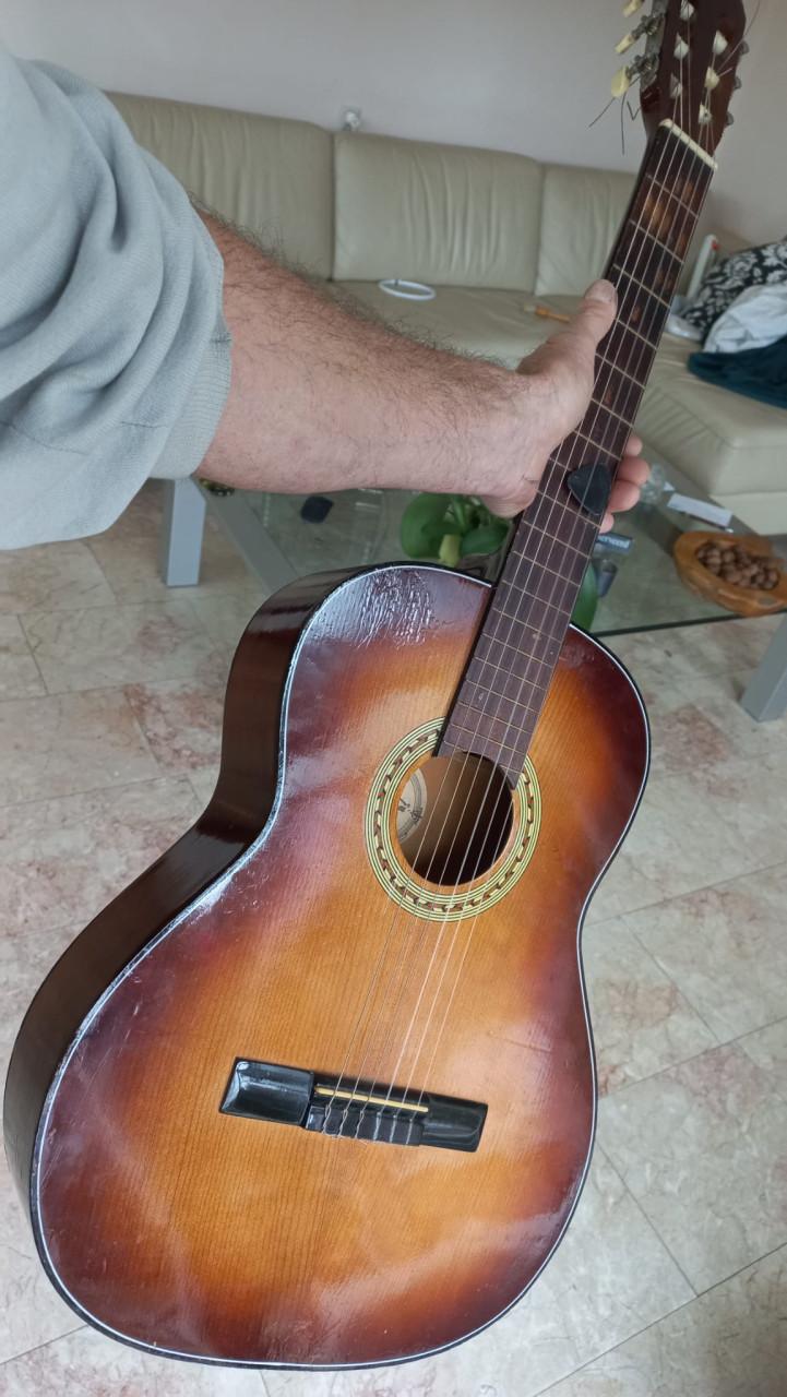 Akoestische guitar, Santana. 65 euro