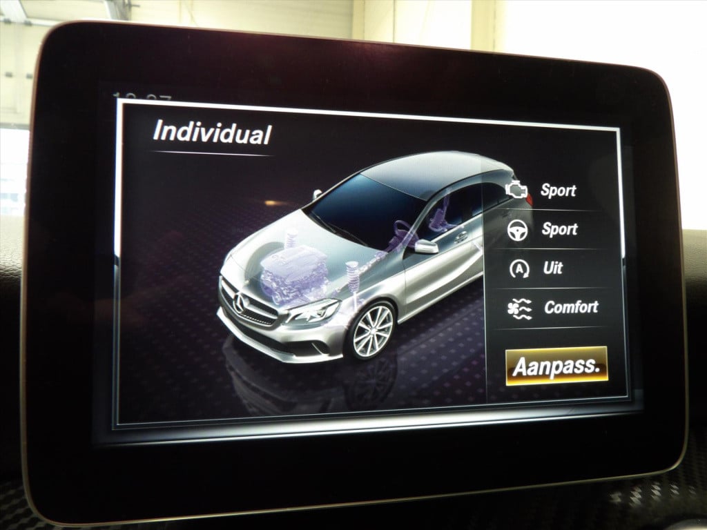 Mercedes-Benz A-Klasse a180 122pk 7g-dct business solution amg