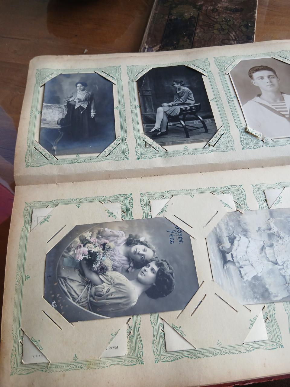 Oude foto albums met oude kaarten