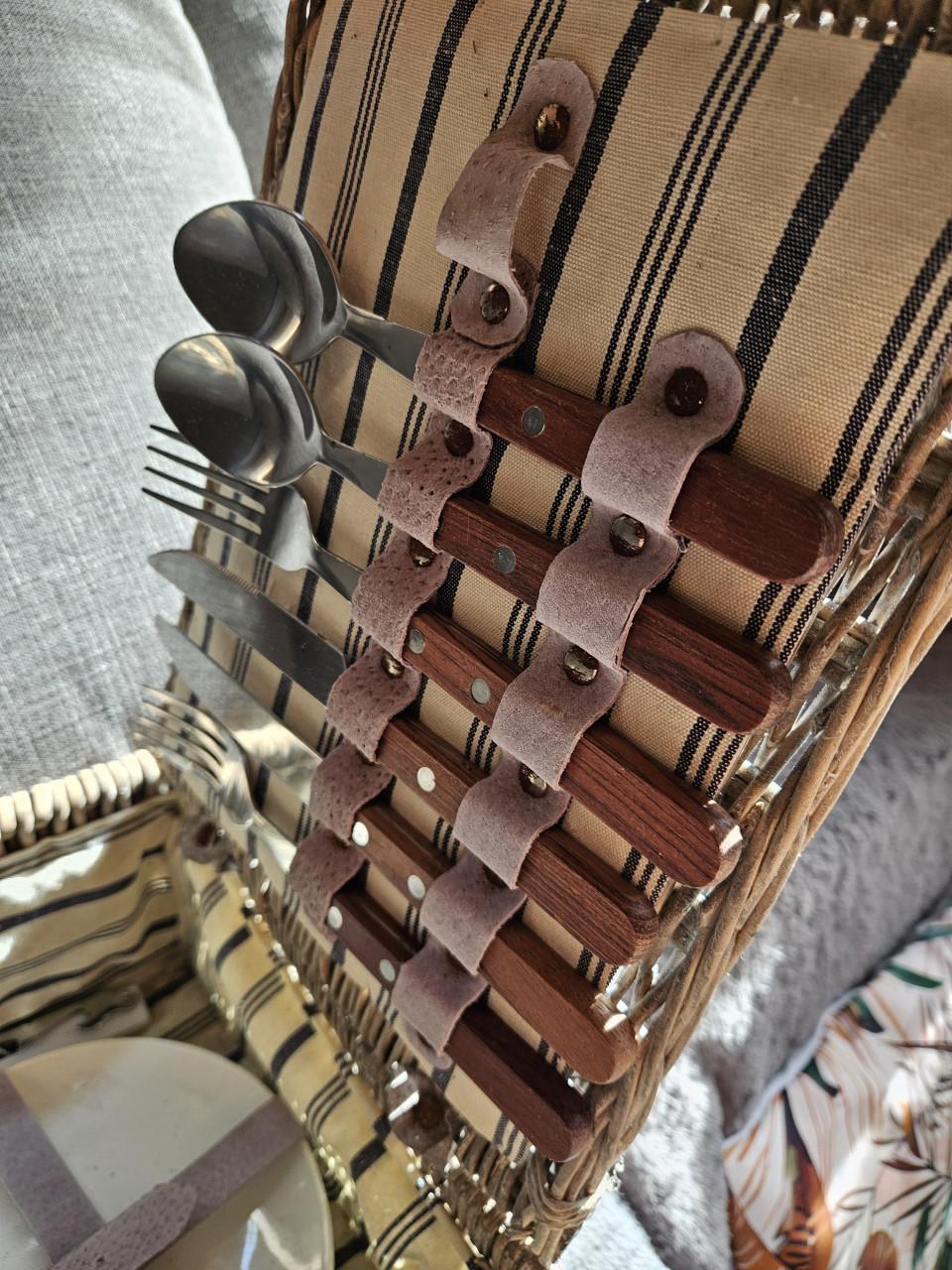 Vintage Picknickmand met Servies en Bestek