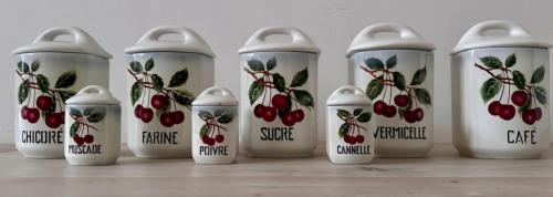 Set porseleinen voorraadbussen. 8 stuks