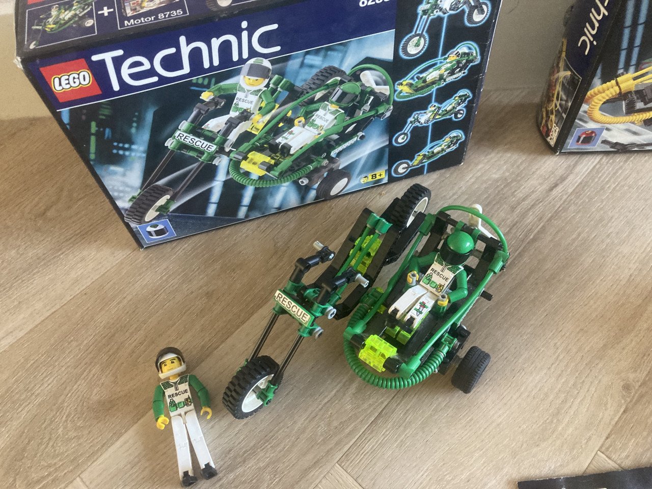 3 Lego technic sets met doos en met boekjes