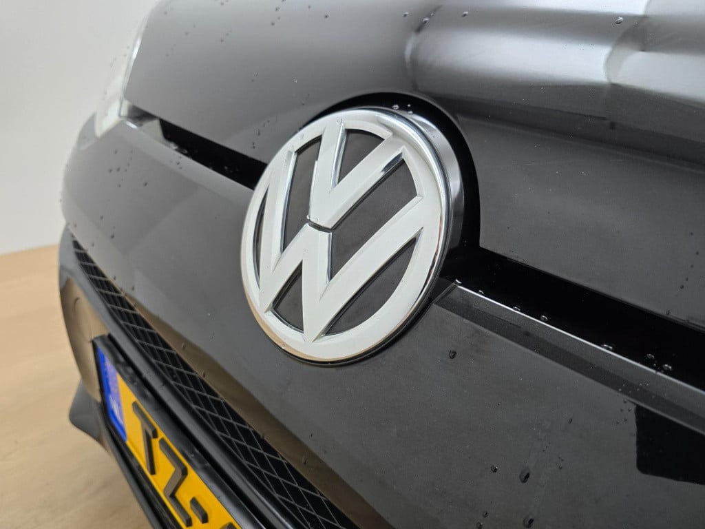 Volkswagen UP! occasion bluemotion met airco en telefoon connecten | tweede