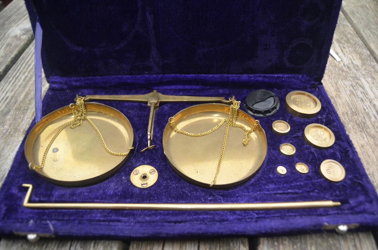 Fraaie antieke reis/opium/goudbalans in mooie doos.