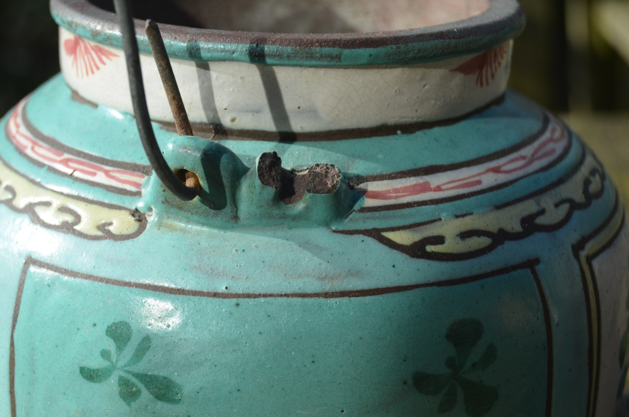 Chinese theepot, metaal met de een of andere sierlaag?