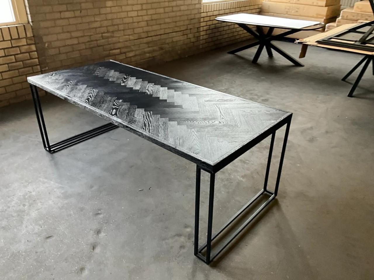 Nieuwe industriële tafel met visgraatmotief 190 x 95 cm