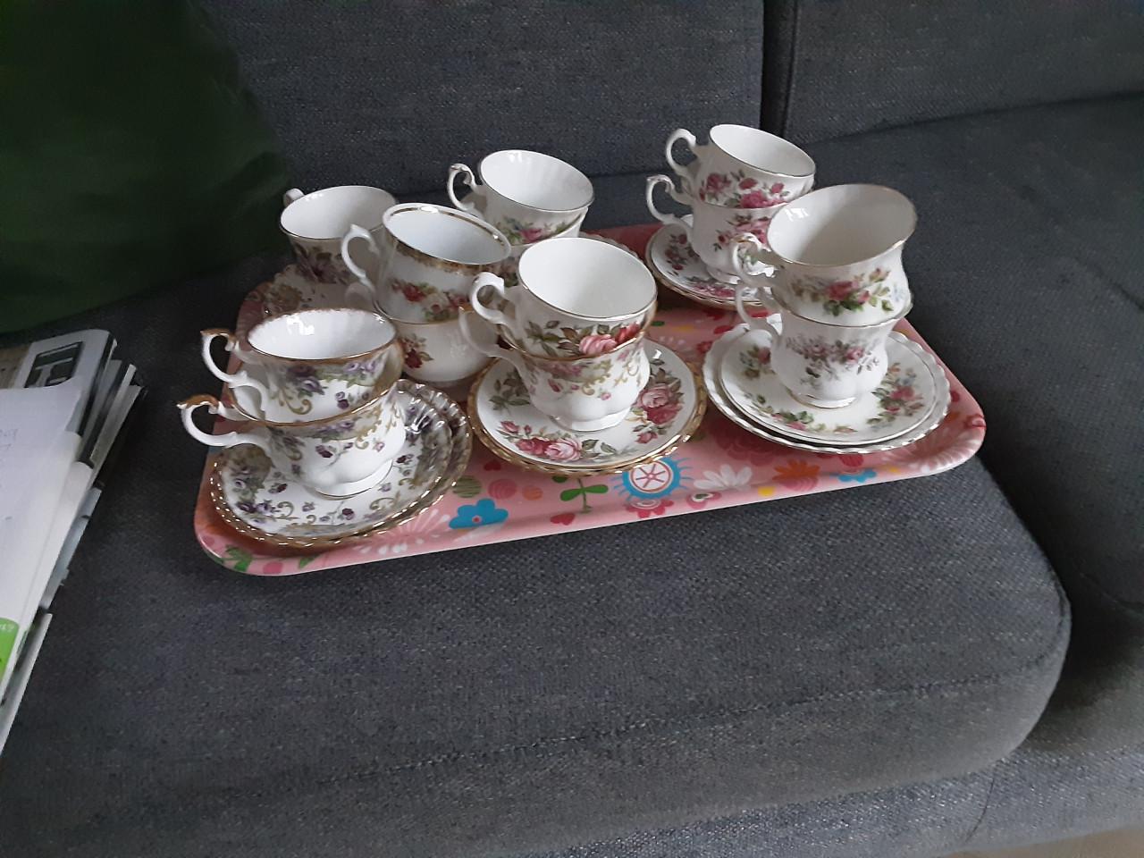 13 kop en schotels  van Royal Alberts en Queen Anne