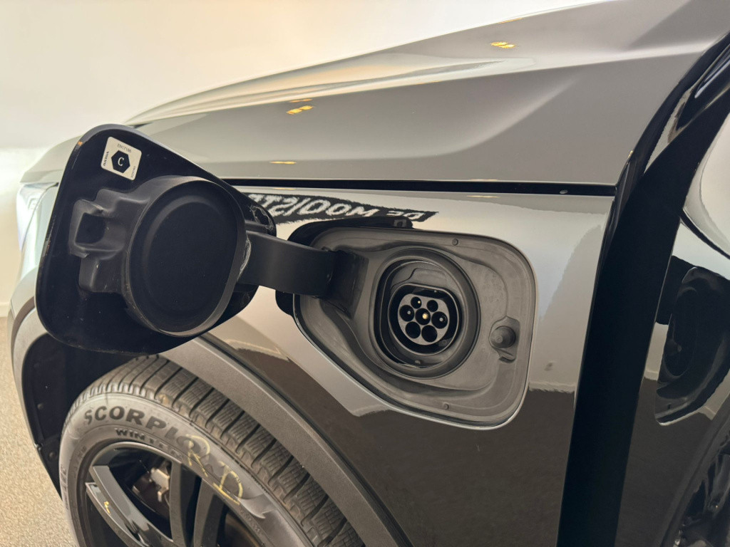 Volvo XC40 1.5 t4 recharge r-design black edition