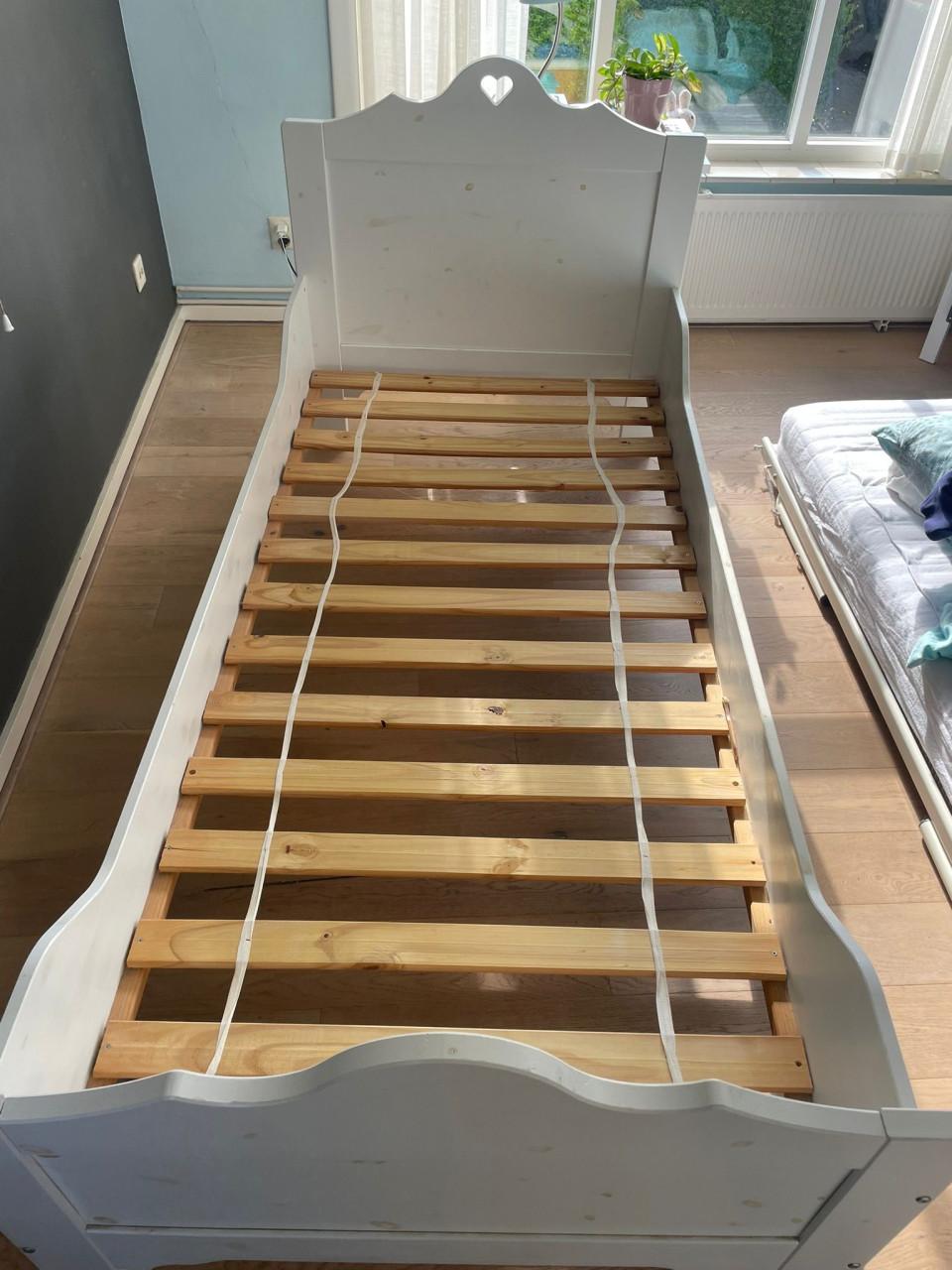 Bed eenpersoons wit hout