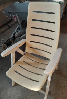 2 kunsstof tuinstoelen met metalen onderstel