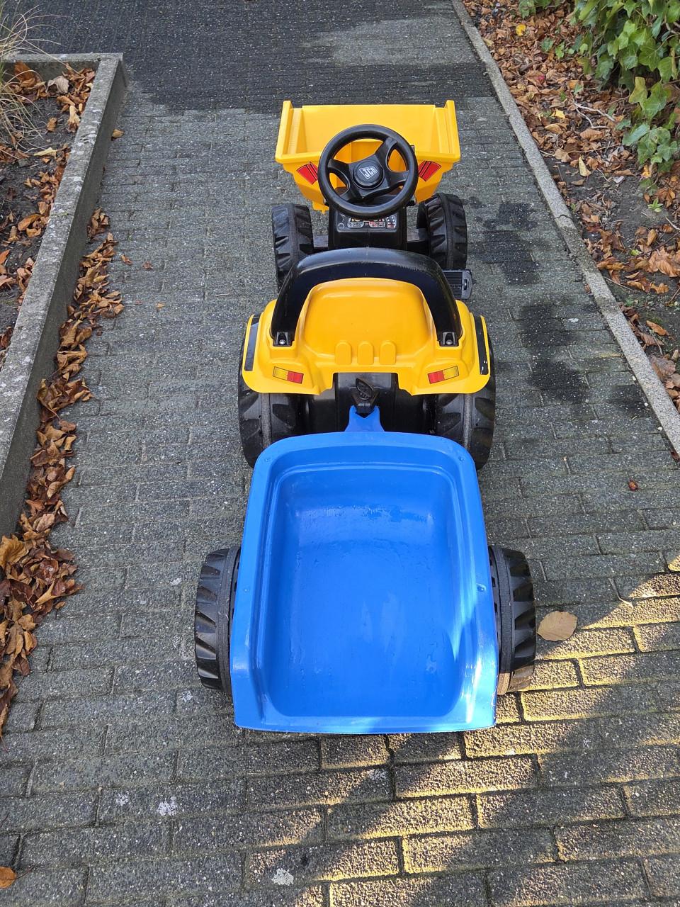 Traptractor met dumper en kar.