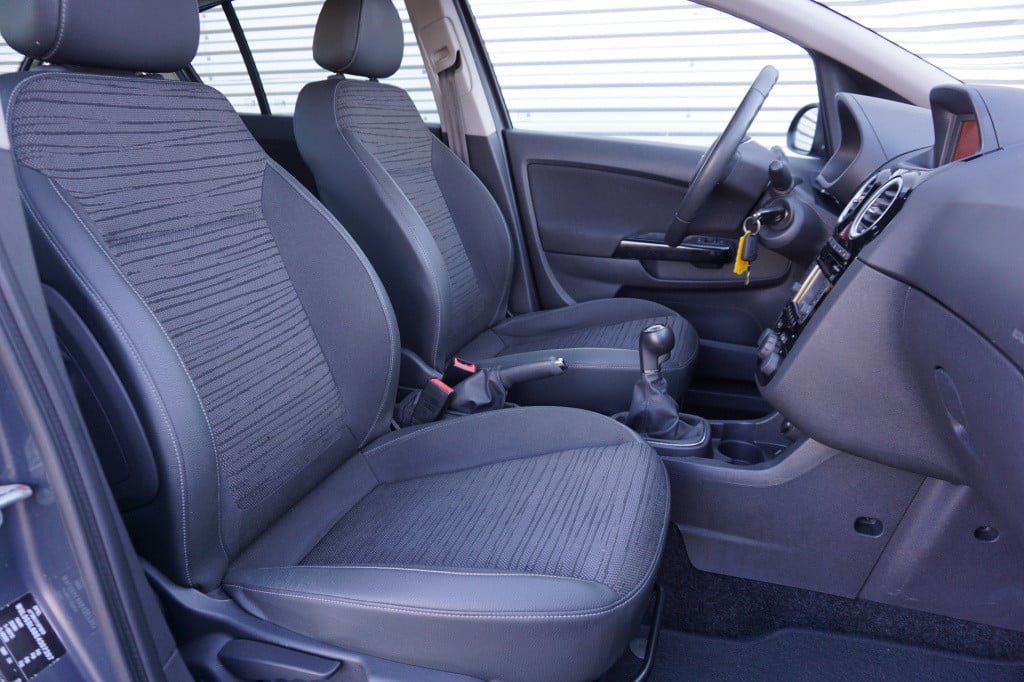 Opel Corsa 1.4-16v blitz airco / navi / cruise / elektr. ramen / parkeers. 