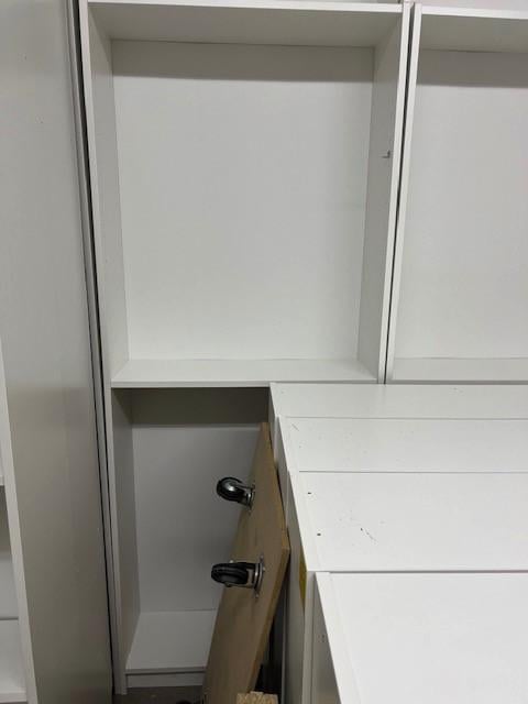 Kasten,  kledingrekken, balie, houten kratten te koop voor kleine prijsjes!