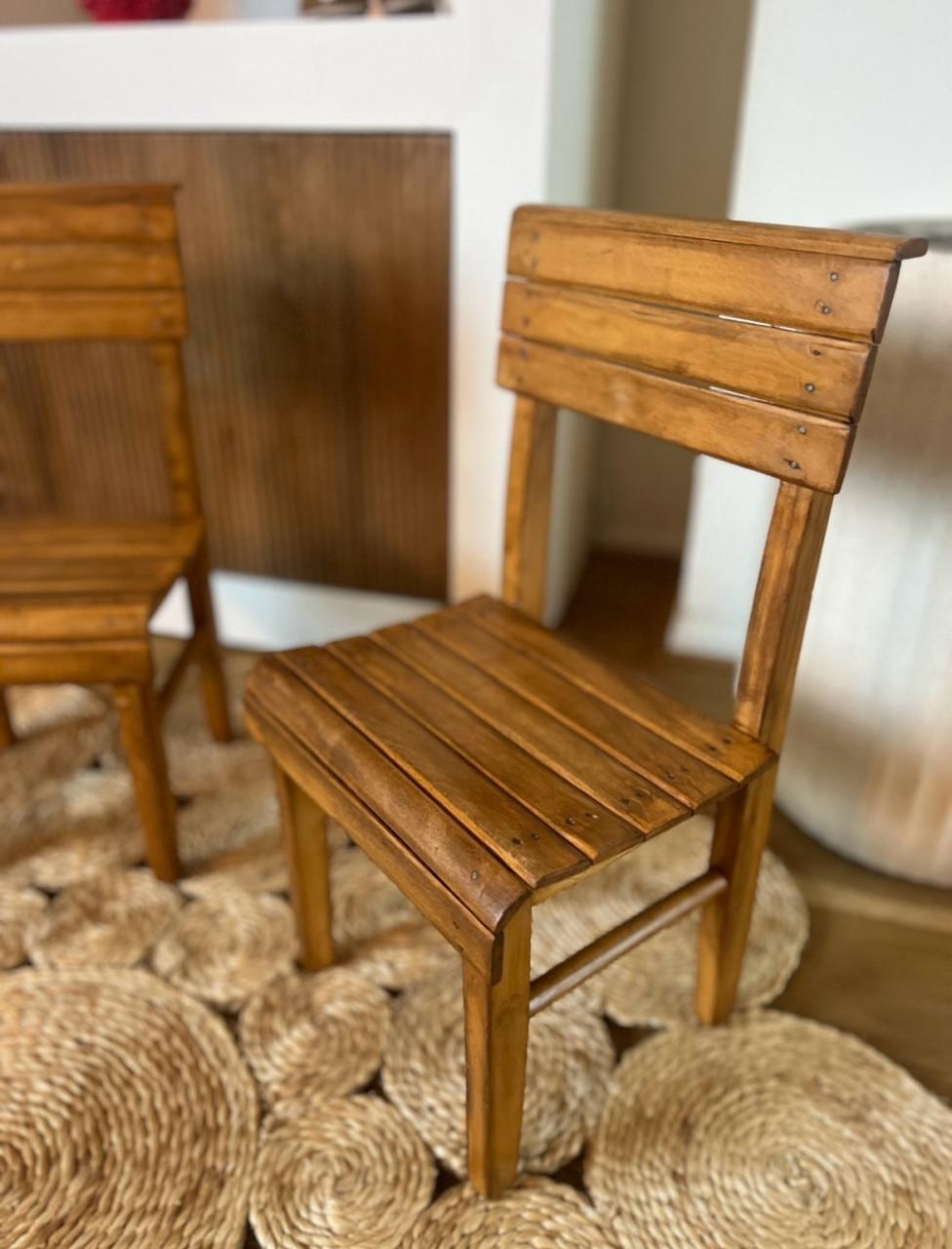 Opgeknapte vintage kinderstoeltjes