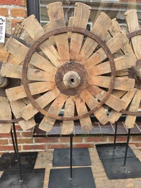 SCHITTERENDE SPINNENWIEL OP METALEN STANDAARD NU LAATSTE PAAR VOOR €30,-