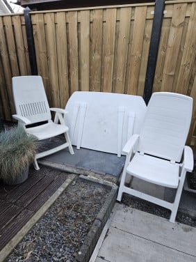 Tuintafel met twee stoelen