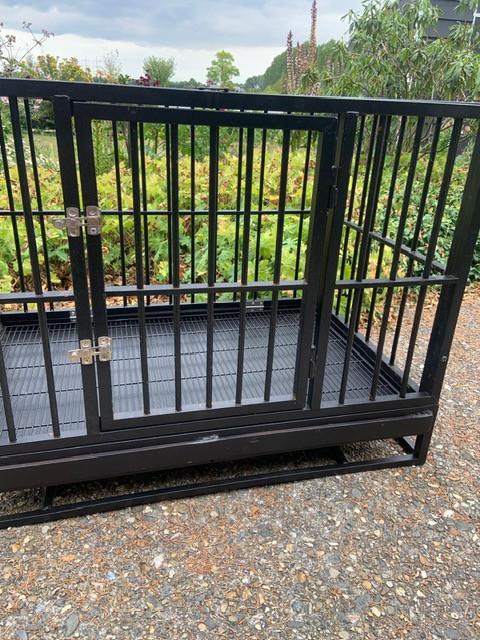 Te koop; stalen puppy bench  kennel