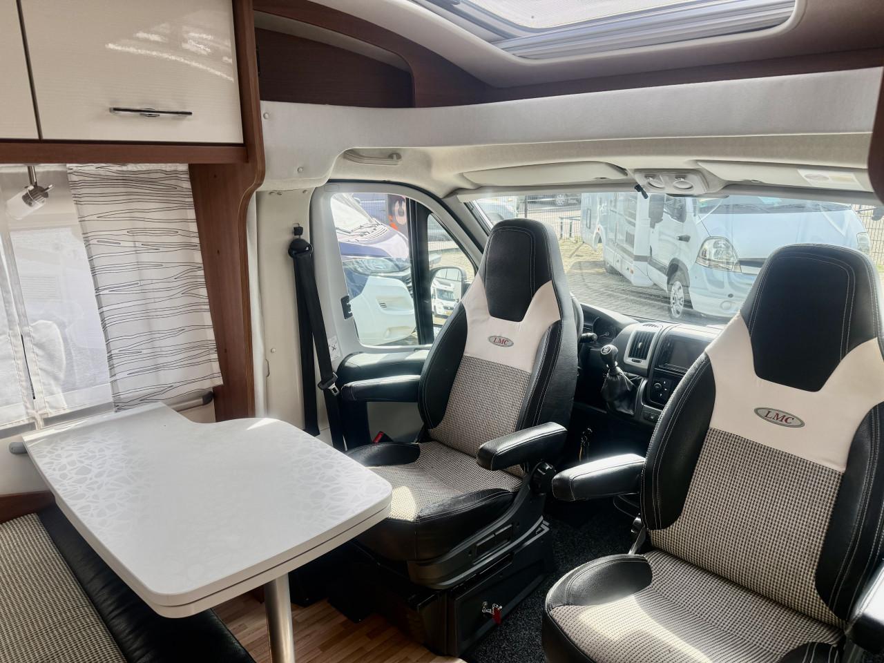 LMC Breezer V646G (Lengtebedden, Nieuwstaat, Dakairco!!)