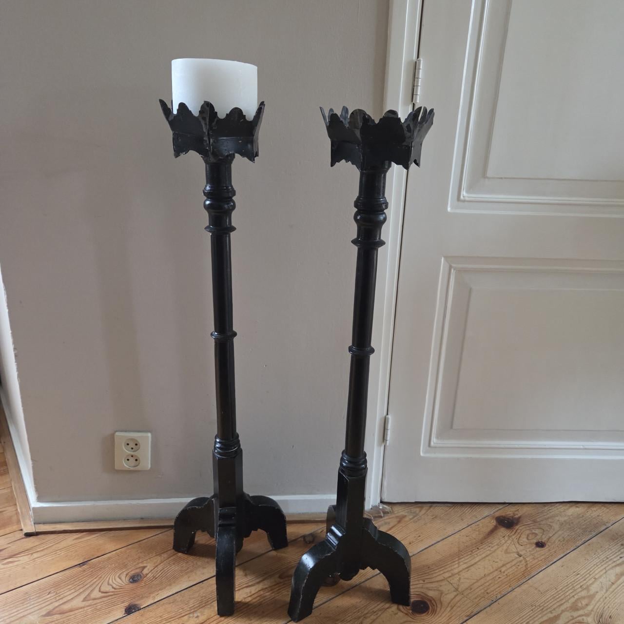 Stel antieke houten kerkkandelaars