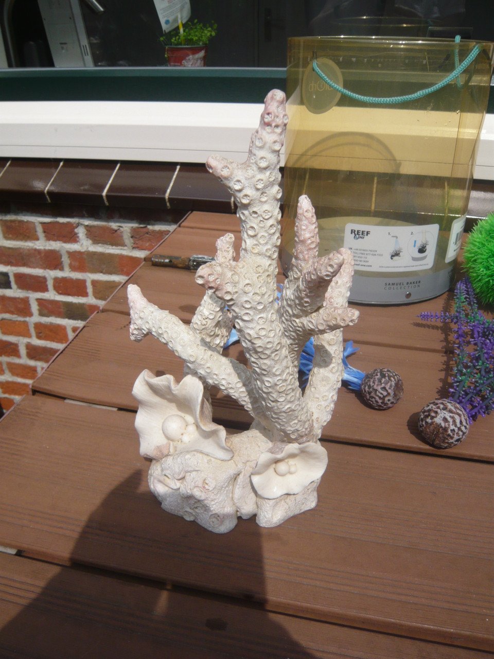 Aquarium ornament en kunst planten.