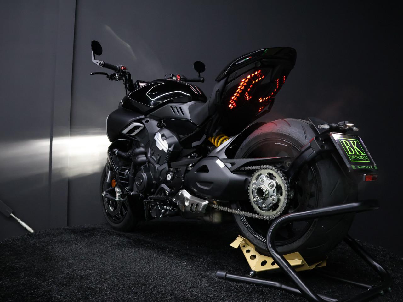 DIAVEL V4 | Carbon + Accessoires (T.w.v. €2680.-)