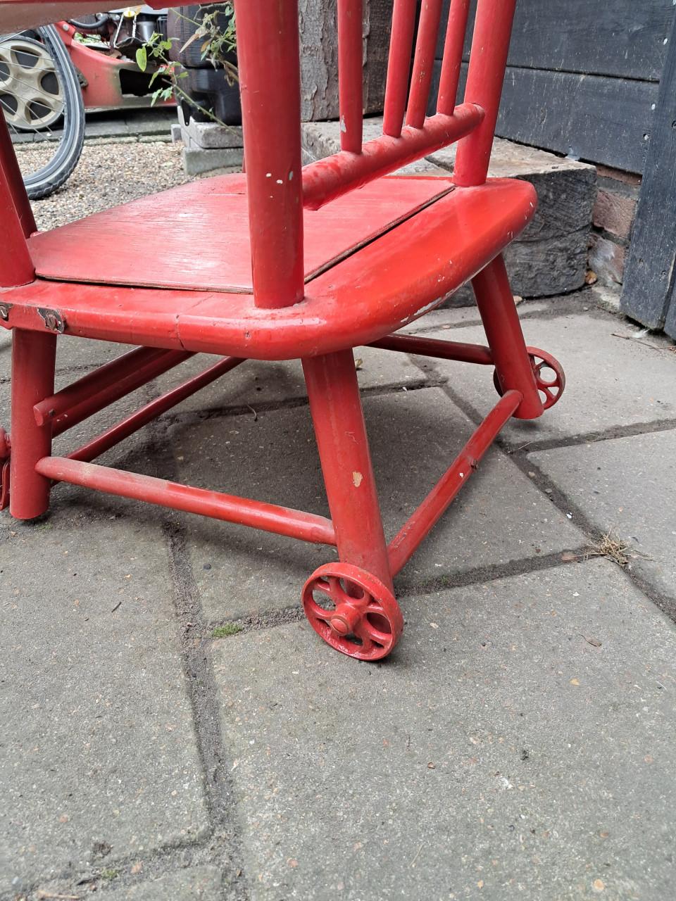 Oude vintage kinderstoel