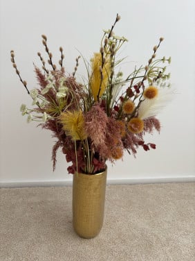 Goude vaas met bloemen / Tapijt nieuw