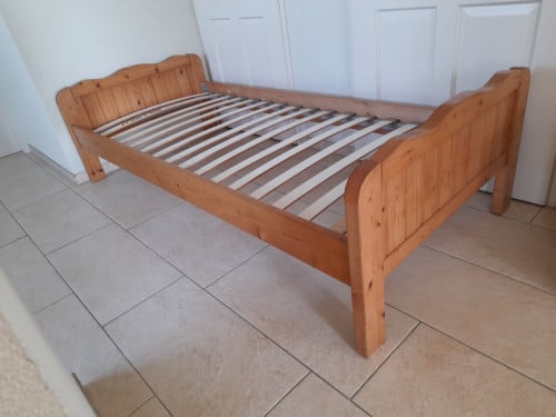 Massief houten 1 Persoons bed 90 x 200 ( in goede staat )