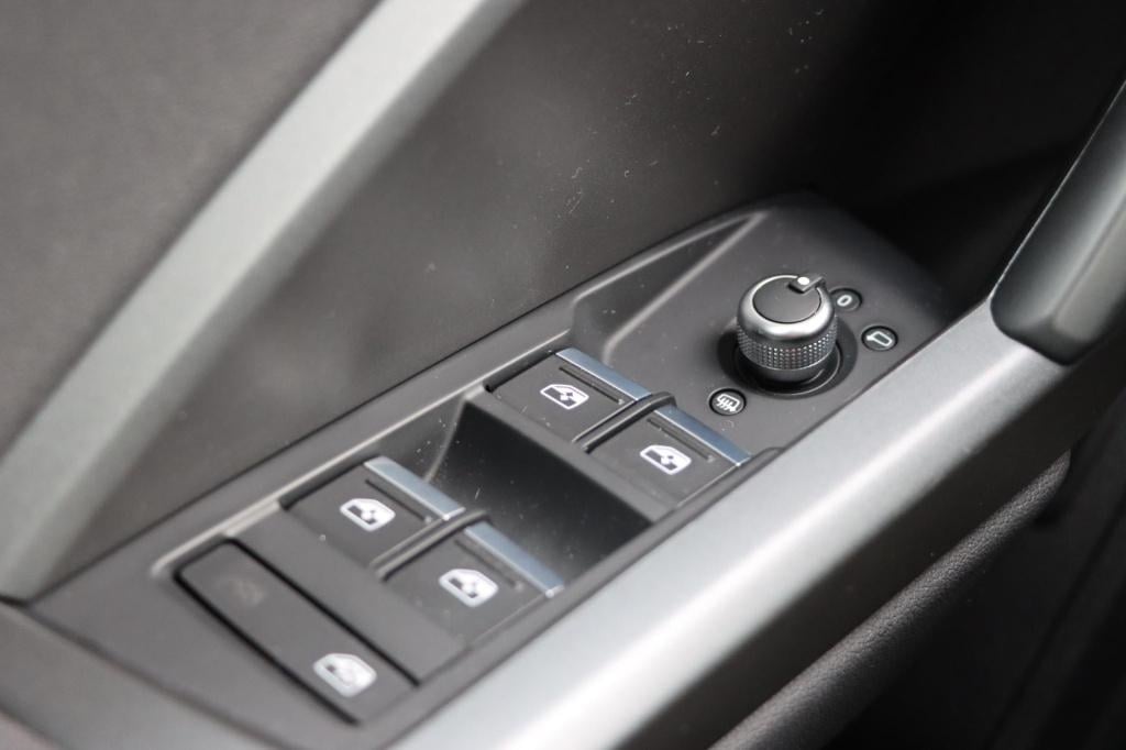 Audi Q3 35 tfsi s edition 150pk s-tronic | 19'' lichtmetaal | elektrische a